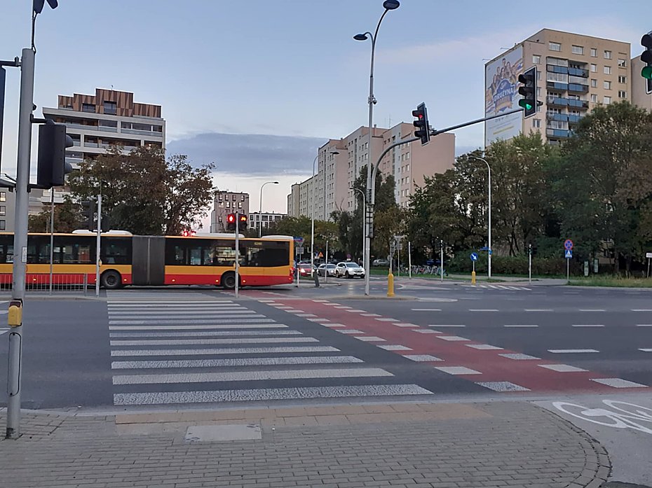 Bemowo: piesi trac cierpliwo na wiatach przy Lazurowej
