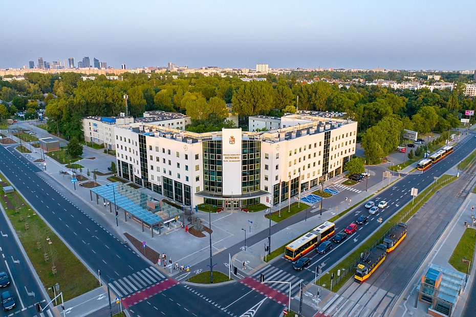 Parking przy ratuszu znw patny. Samorzdowcy parkuj za darmo