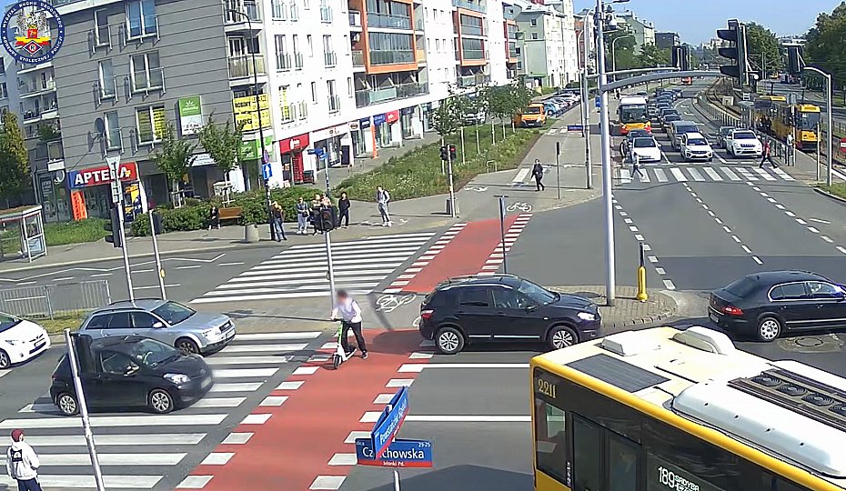 Wjecha na czerwonym wietle. Na hulajnodze prosto pod pdzcy samochd