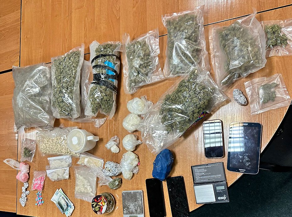 Policjanci rozbili grup narkotykow i zabezpieczyli bro