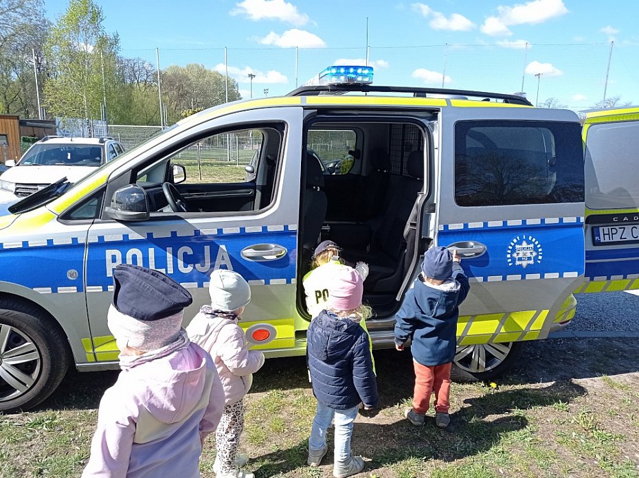 Policjant odwiedzi� ��obek na Bemowie. Dzieci uczy�y si� bezpiecze�stwa