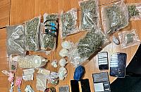 Policjanci rozbili grupę narkotykową i zabezpieczyli broń