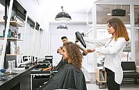 Przewodnik po Warszawie: odkryj salony fryzjerskie, które zrewolucjonizują Twój wygląd