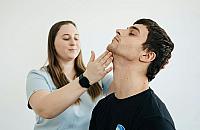 Wady postawy - skąd się biorą i jak wygląda terapia