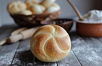 Ile kalorii ma kajzerka? Wartości odżywcze popularnej bułki